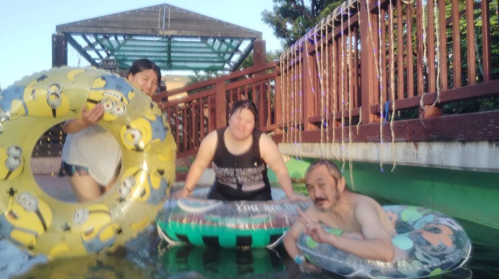 プールを楽しむ様子3